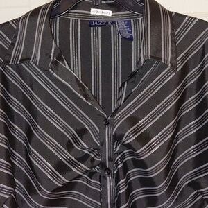 EUC Jazzie V Neck Button Front  Blouse 2X Black/Silver, Front Bias, Flattering!